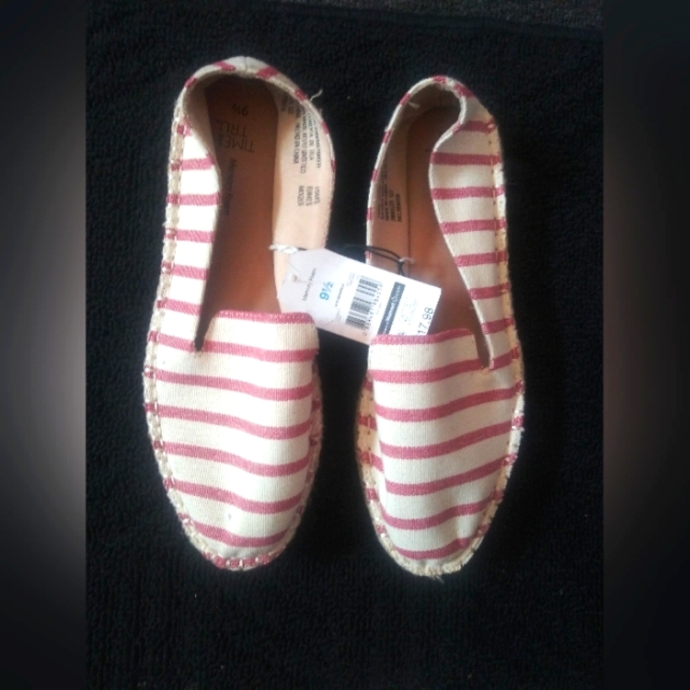 Memory foam time & tru size 9 and 1/2 cream and red